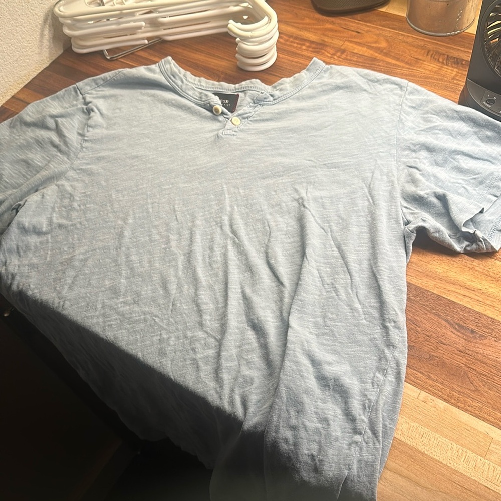 Joes t shirt men’s large sky blue button collar